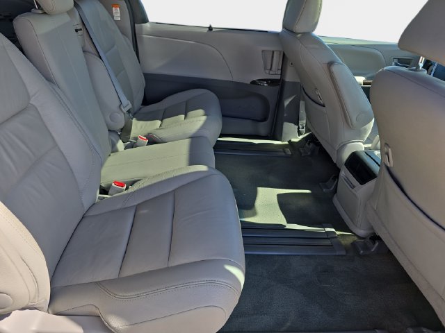 Used 2017 Toyota Sienna XLE FWD image 13