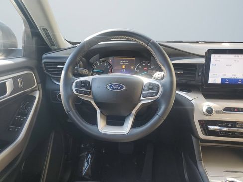 Used 2023 Ford Explorer XLT AWD/4WD image 12