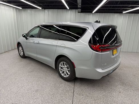 New 2026 Chrysler Pacifica Select image 4