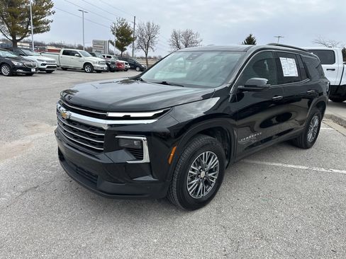 Used 2025 Chevrolet Traverse LT image 9