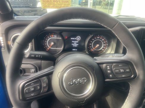 Used 2025 Jeep Gladiator Sport AWD/4WD image 12