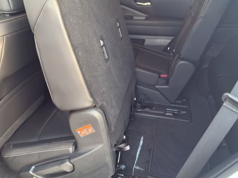 Used 2025 Nissan Pathfinder SL FWD image 24