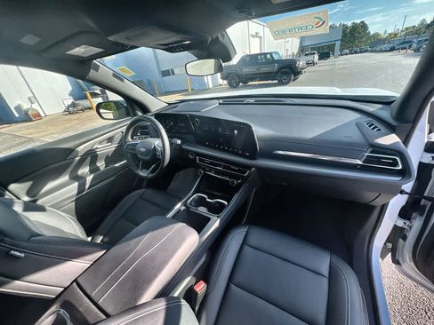 Used 2025 Chevrolet Traverse LT image 28