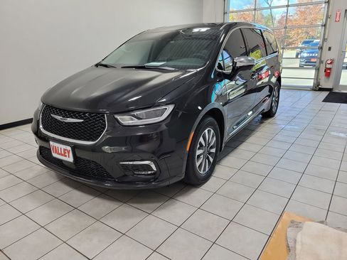 Used 2023 Chrysler Pacifica Limited image 52