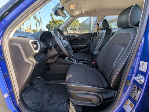 Used 2023 Hyundai Venue Limited image 16