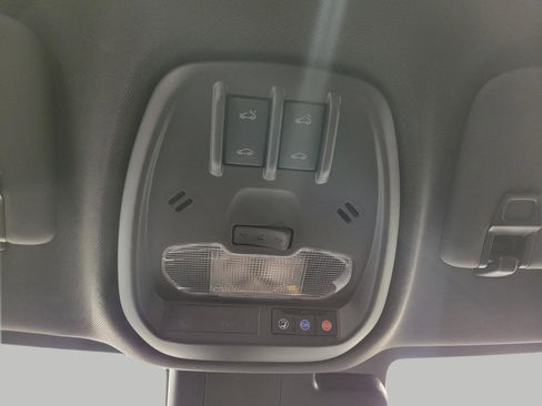 Used 2025 Chevrolet Trax RS w/ Sunroof Package image 17