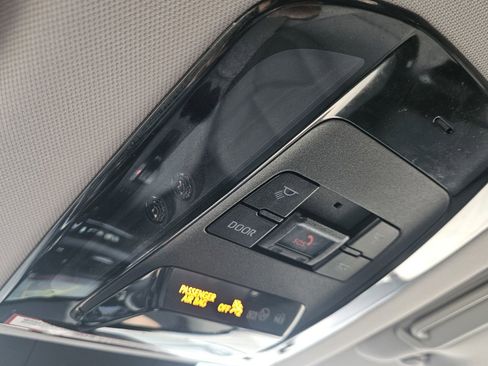 Used 2021 Toyota Venza LE w/ Carpet Mat Package (TMS) AWD/4WD image 16