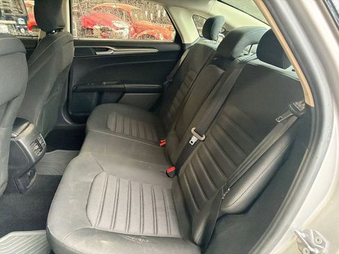Used 2019 Ford Fusion SE FWD image 12