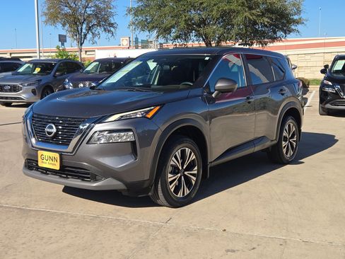 Used 2023 Nissan Rogue SV image 3