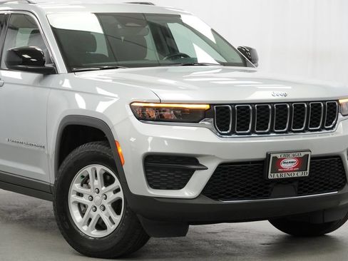 Certified 2022 Jeep Grand Cherokee Laredo w/ Luxury Tech Group I AWD/4WD image 4