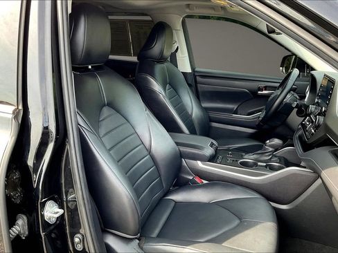 Used 2022 Toyota Highlander XLE FWD image 32