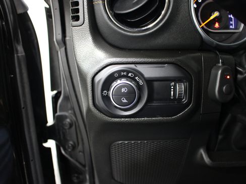 Used 2023 Jeep Gladiator Overland AWD/4WD image 9