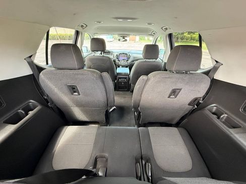 Used 2019 Chevrolet Traverse LT FWD image 12