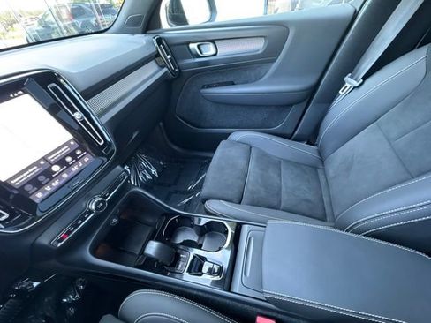 Certified 2025 Volvo XC40 B5 Plus AWD/4WD image 22