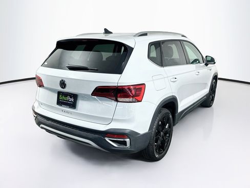 Used 2023 Volkswagen Taos SE w/ Panoramic Sunroof Package FWD image 9