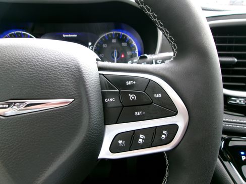 New 2026 Chrysler Pacifica Select image 11