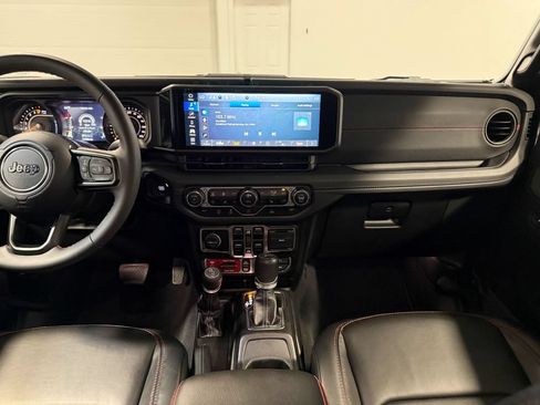 Used 2024 Jeep Gladiator Rubicon w/ Convenience Group AWD/4WD image 18