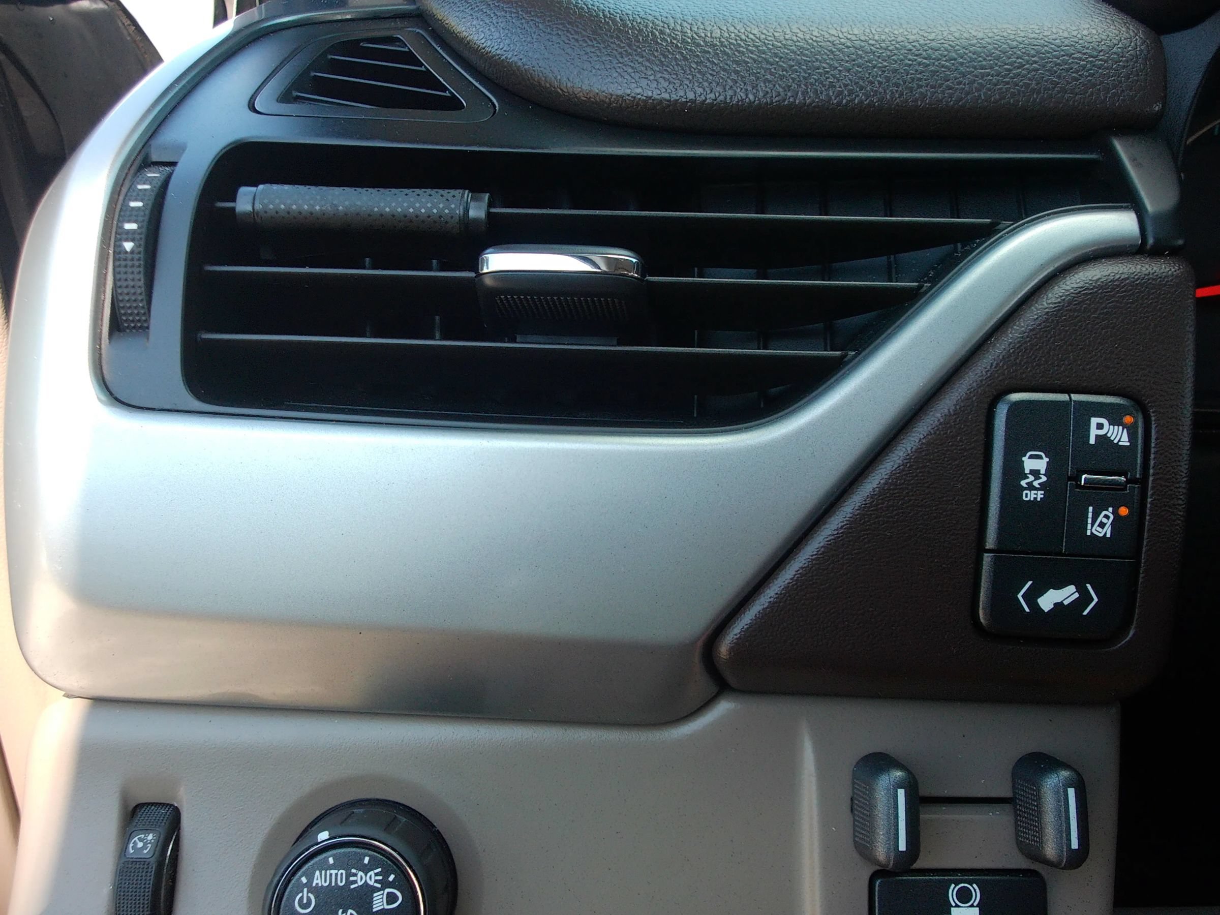 Used 2015 Chevrolet Suburban LTZ RWD image 29