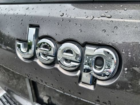 Used 2019 Jeep Grand Cherokee Limited AWD/4WD image 15