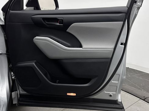 Used 2022 Toyota Highlander LE AWD/4WD image 34