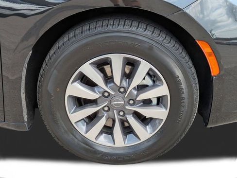 Used 2023 Chrysler Pacifica Touring-L FWD image 11