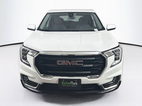 Used 2024 GMC Terrain SLE FWD image 2