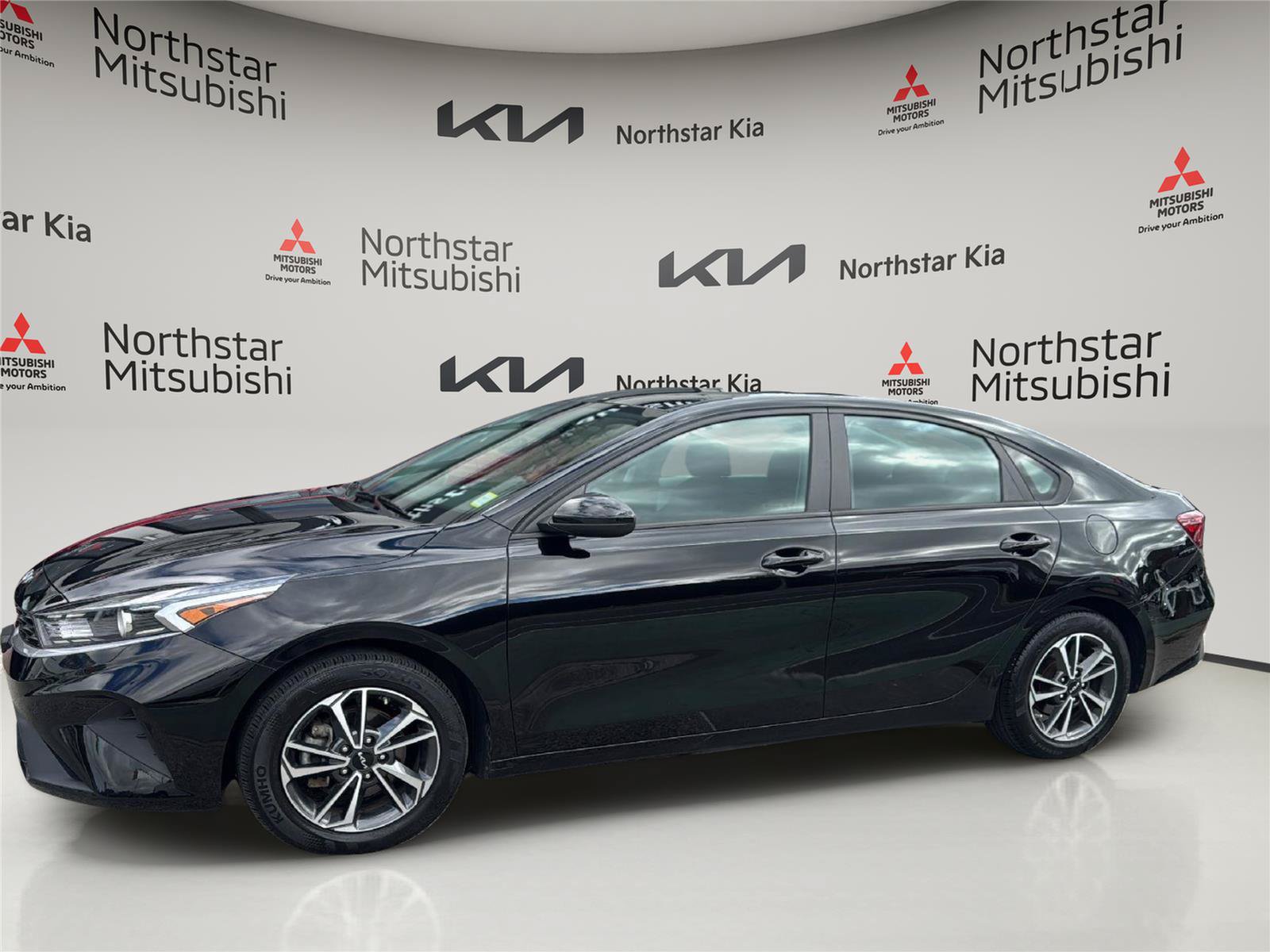 Used 2023 Kia Forte LXS FWD image 2