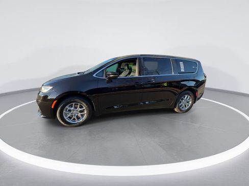 New 2026 Chrysler Pacifica Select image 4