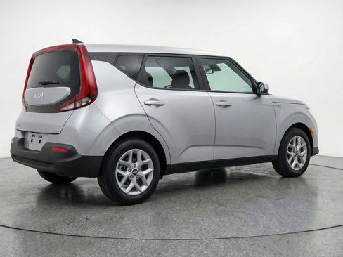 Used 2025 Kia Soul LX w/ LX Technology Package FWD image 9