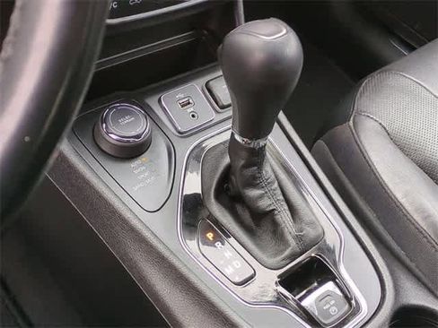 Used 2019 Jeep Cherokee Limited image 32