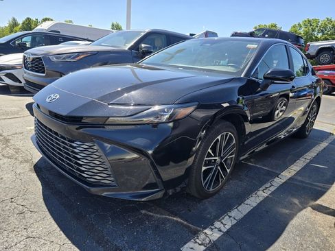 Used 2025 Toyota Camry XLE AWD/4WD image 3