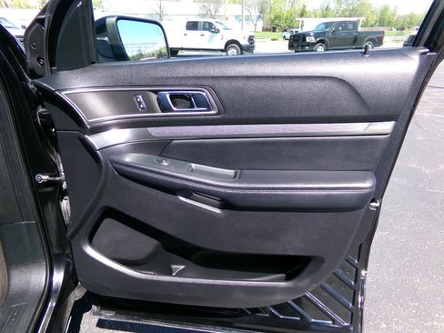 Used 2018 Ford Explorer XLT w/ Equipment Group 202A AWD/4WD image 46