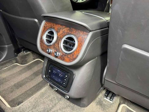 Used 2018 Bentley Bentayga image 17
