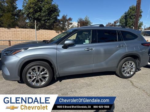 Used 2023 Toyota Highlander Limited image 2