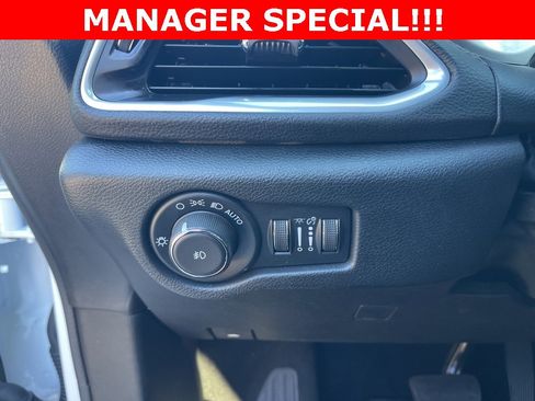 Used 2025 Chrysler Pacifica Limited image 22