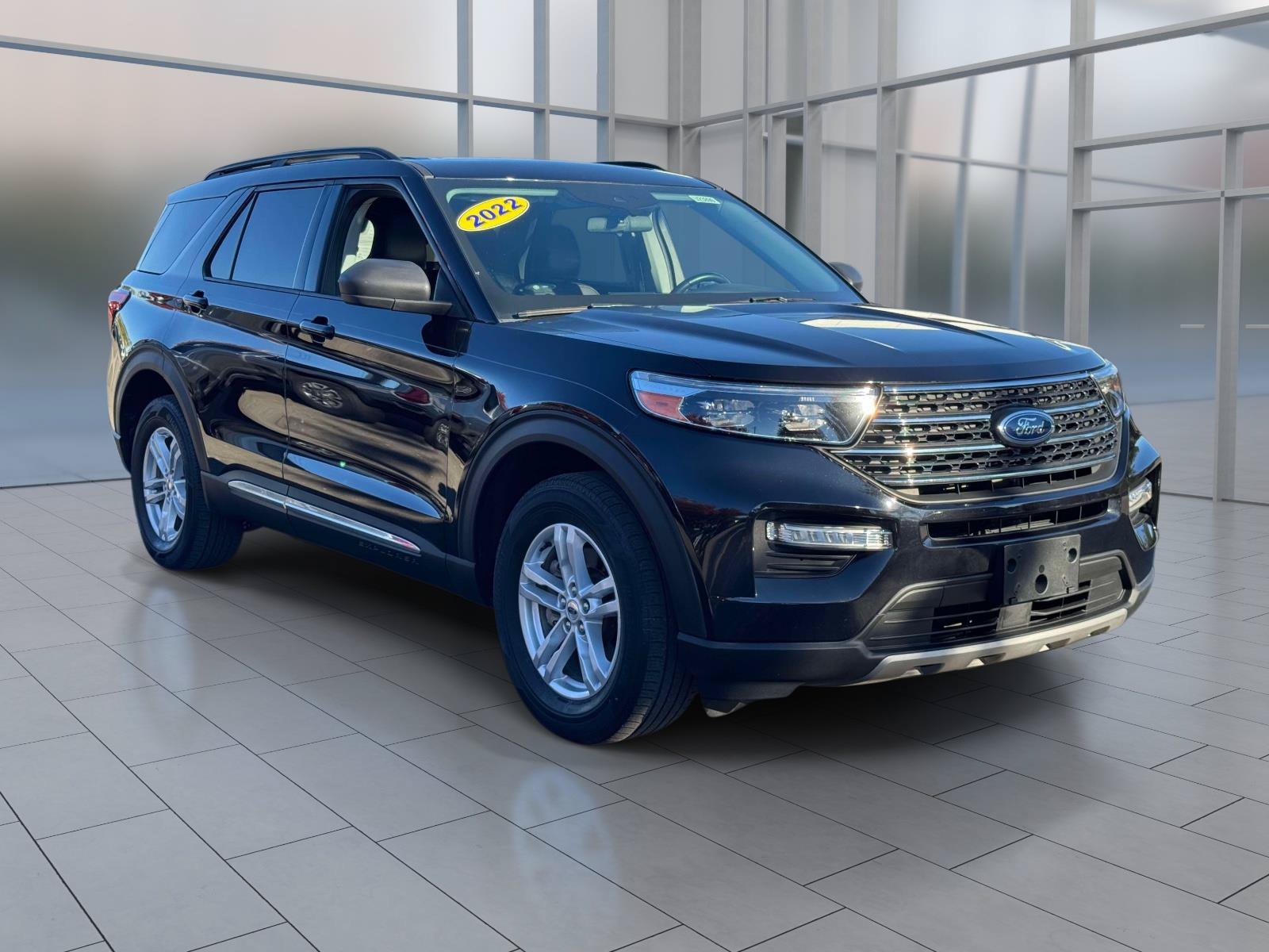 Used 2022 Ford Explorer XLT w/ Equipment Group 202A AWD/4WD image 2
