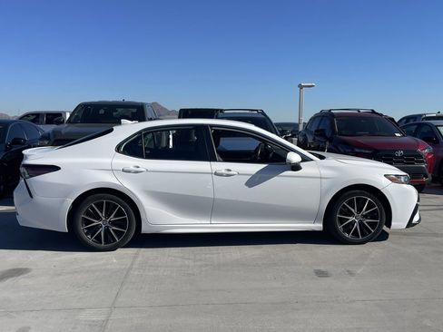 Used 2024 Toyota Camry SE image 3