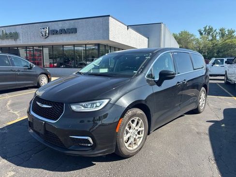 Used 2023 Chrysler Pacifica Touring-L FWD image 3