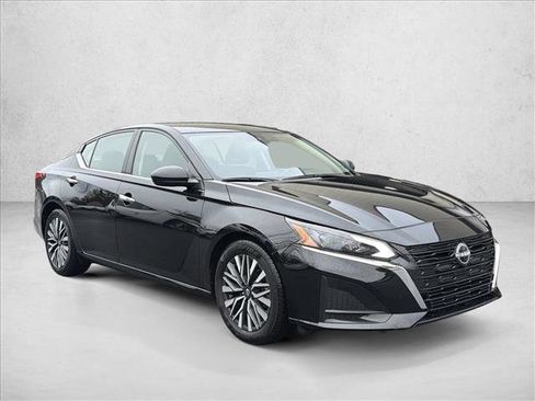 Used 2024 Nissan Altima 2.5 SV image 3