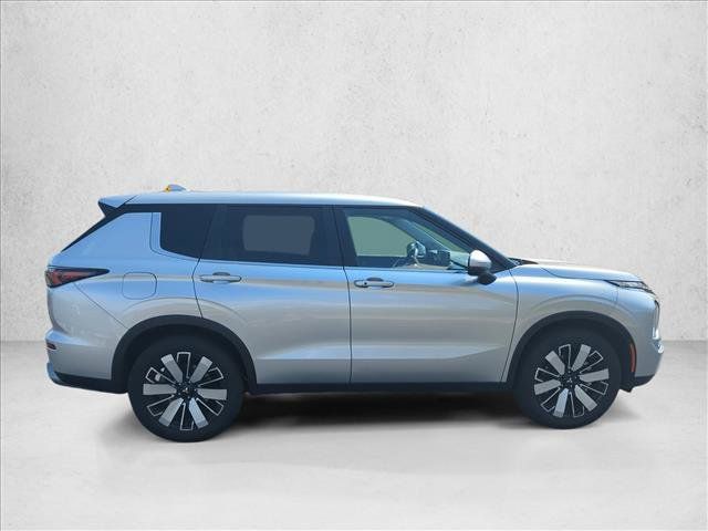 Used 2025 Mitsubishi Outlander SE FWD image 4