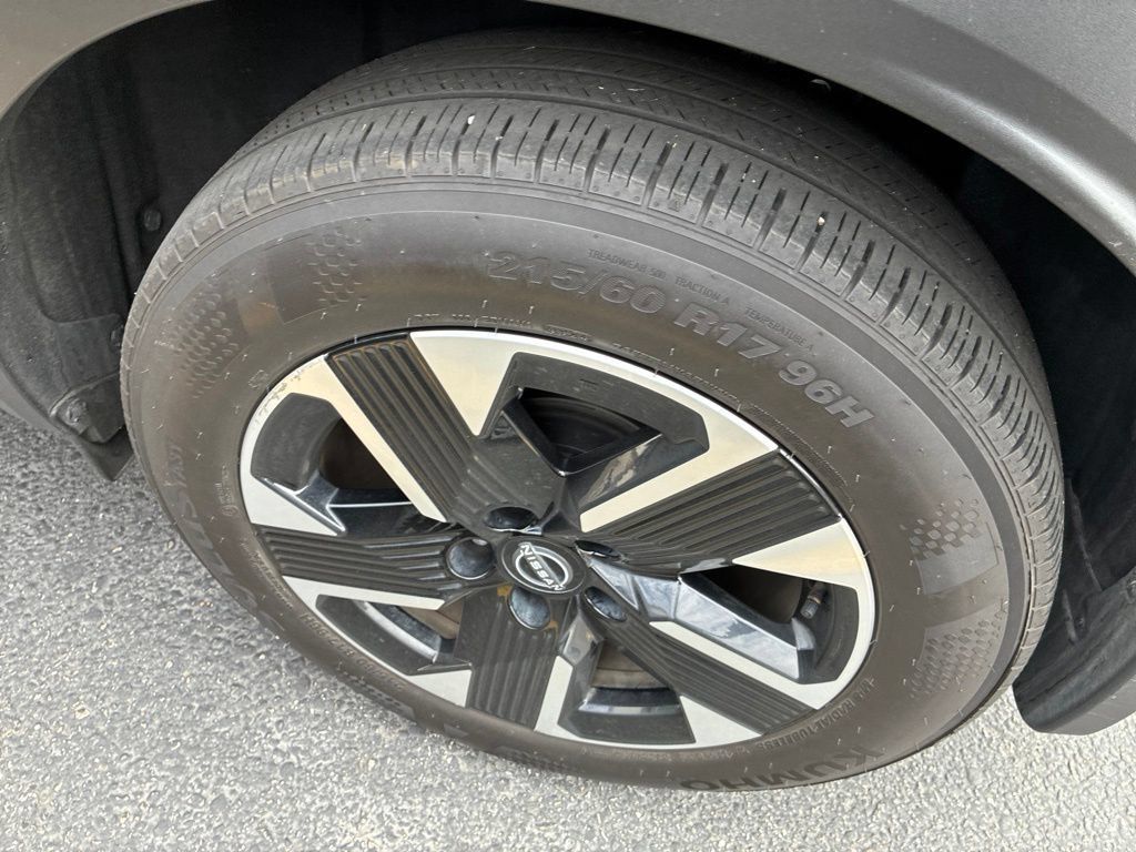 Used 2025 Nissan Kicks SV AWD/4WD image 5