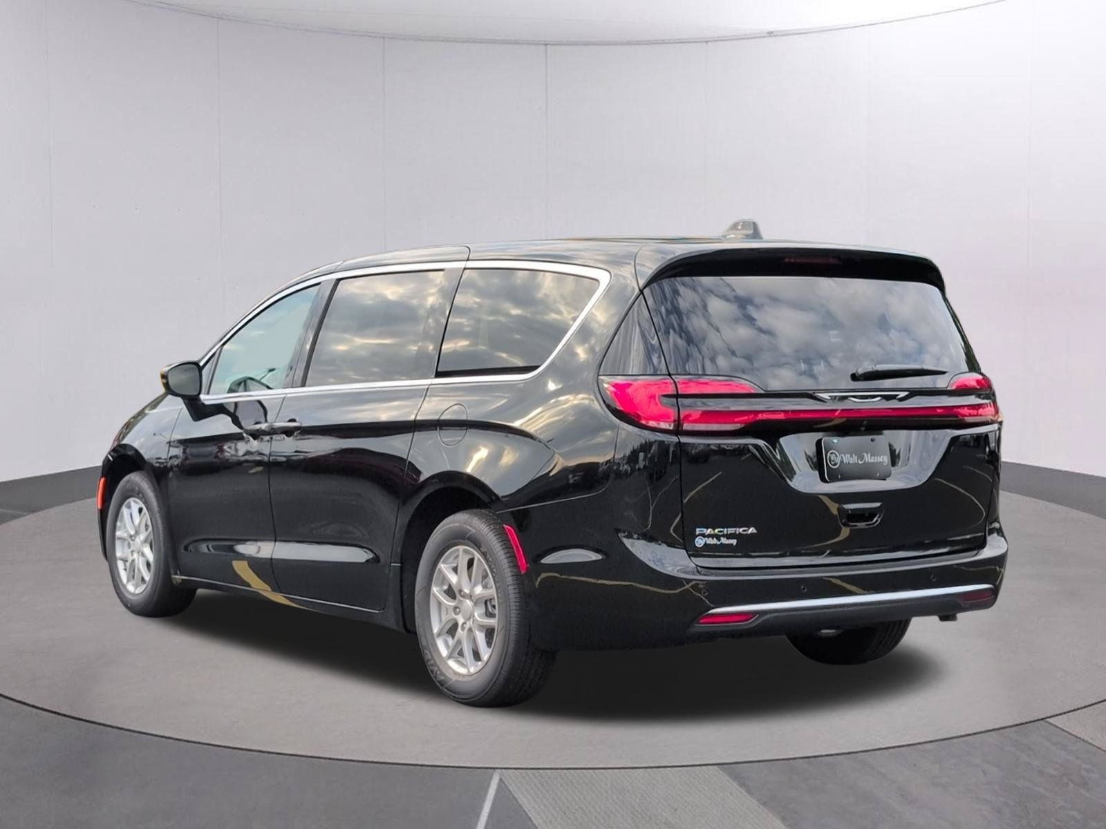 New 2027 Chrysler Pacifica Select FWD image 3