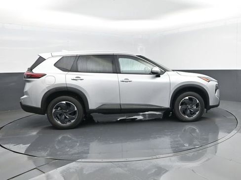 Used 2024 Nissan Rogue SV AWD/4WD image 4
