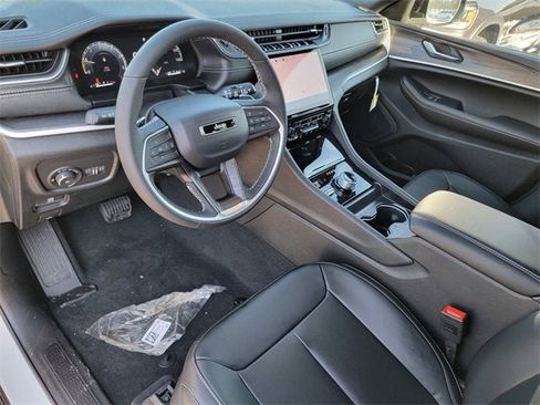 New 2025 Jeep Grand Cherokee Limited image 18