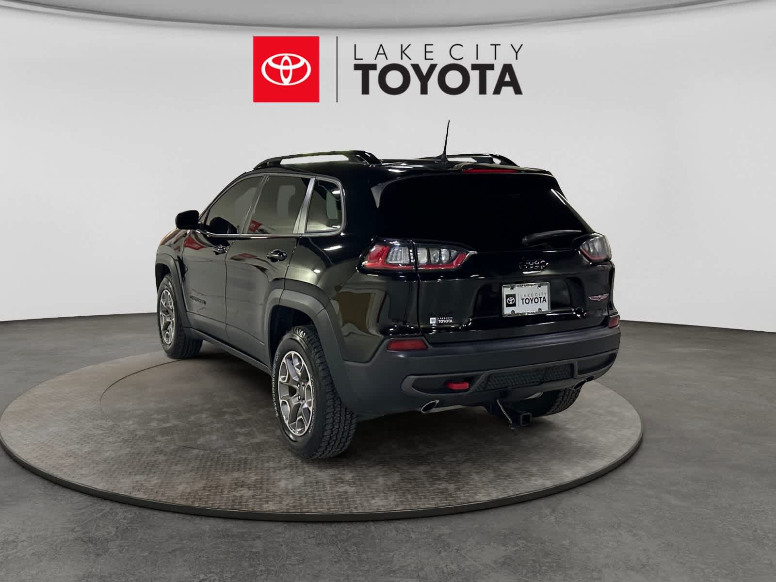 Used 2023 Jeep Cherokee Trailhawk AWD/4WD image 5