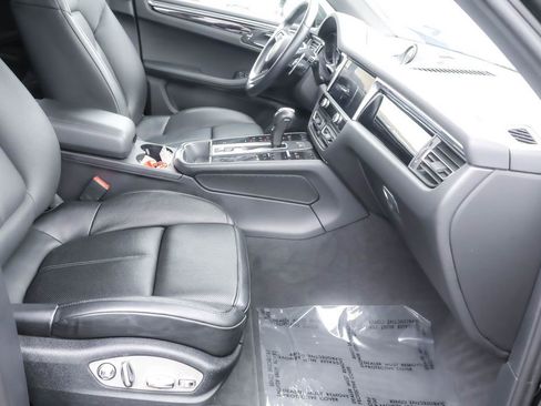 Used 2023 Porsche Macan AWD/4WD image 32