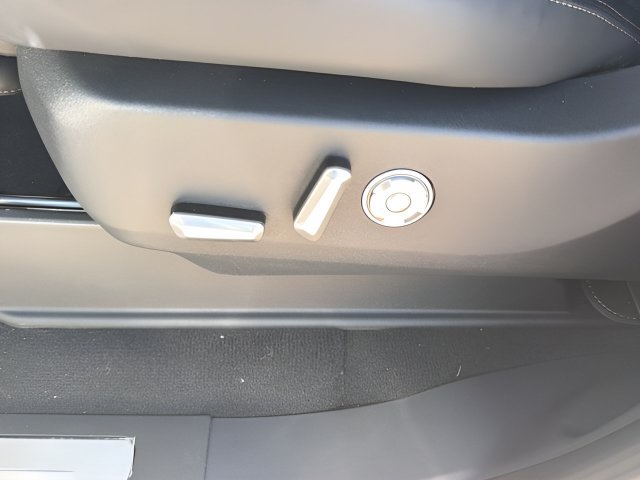 New 2025 Lincoln Navigator Reserve AWD/4WD image 18