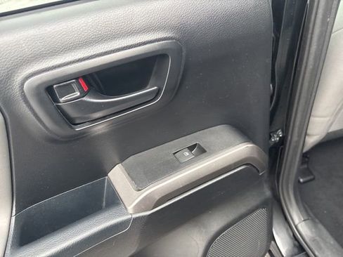 Used 2018 Toyota Tacoma SR5 image 18