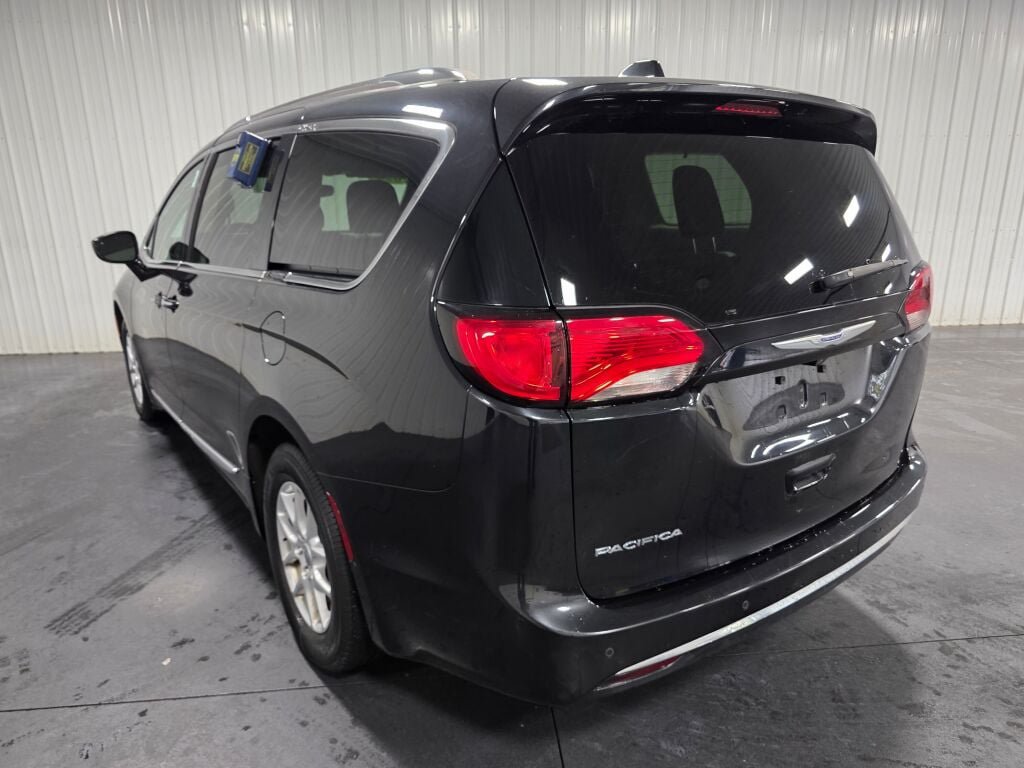 Used 2020 Chrysler Pacifica Touring-L FWD image 3