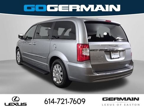 Used 2016 Chrysler Town & Country Touring w/ Driver Convenience Group FWD image 11